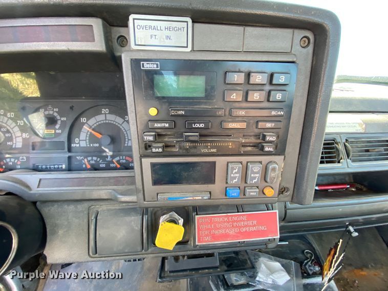 image for item HE9817 1999 GMC C7500  bucket truck