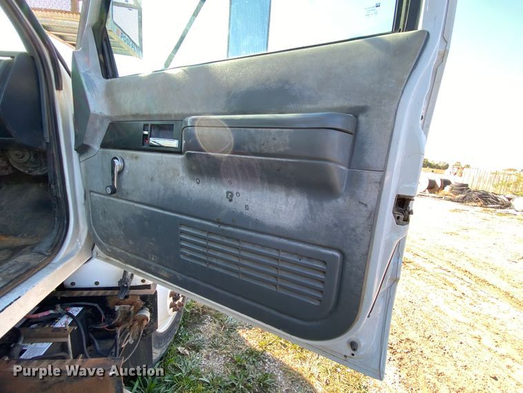 image for item HE9817 1999 GMC C7500  bucket truck