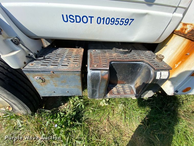 image for item HE9817 1999 GMC C7500  bucket truck