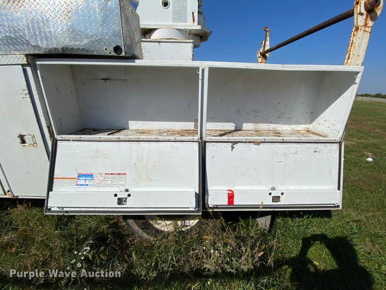 image for item HE9817 1999 GMC C7500  bucket truck