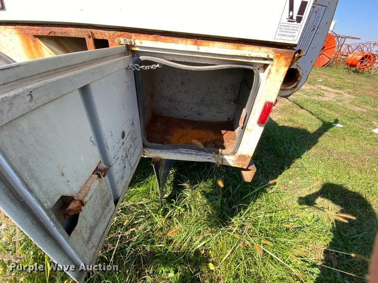 image for item HE9817 1999 GMC C7500  bucket truck