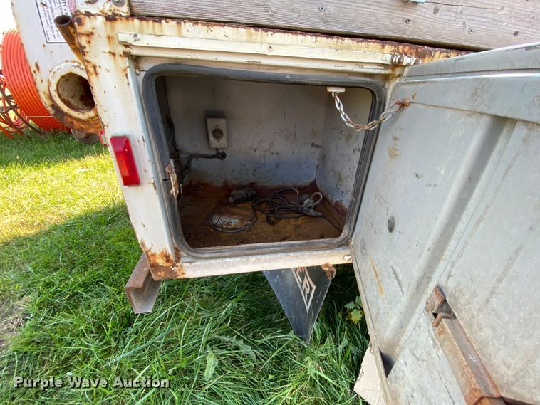 image for item HE9817 1999 GMC C7500  bucket truck