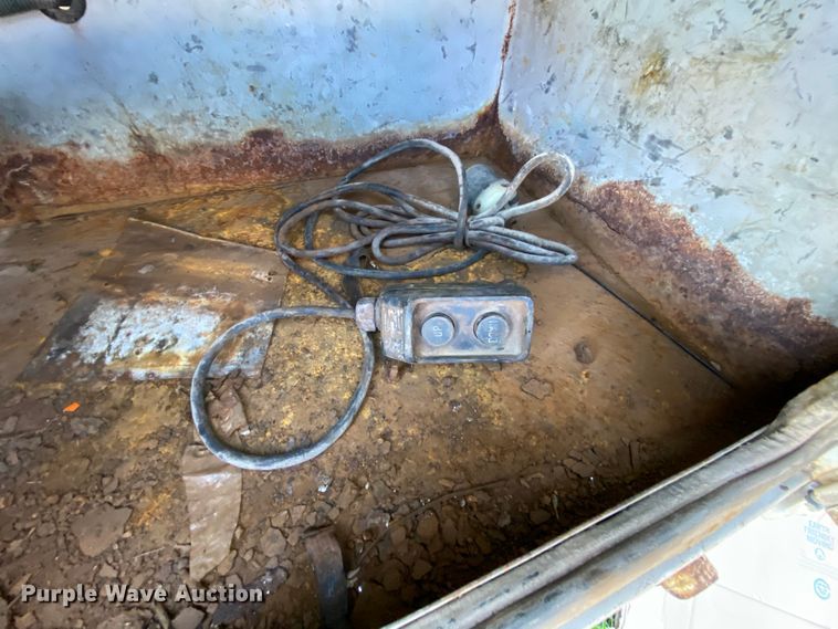 image for item HE9817 1999 GMC C7500  bucket truck