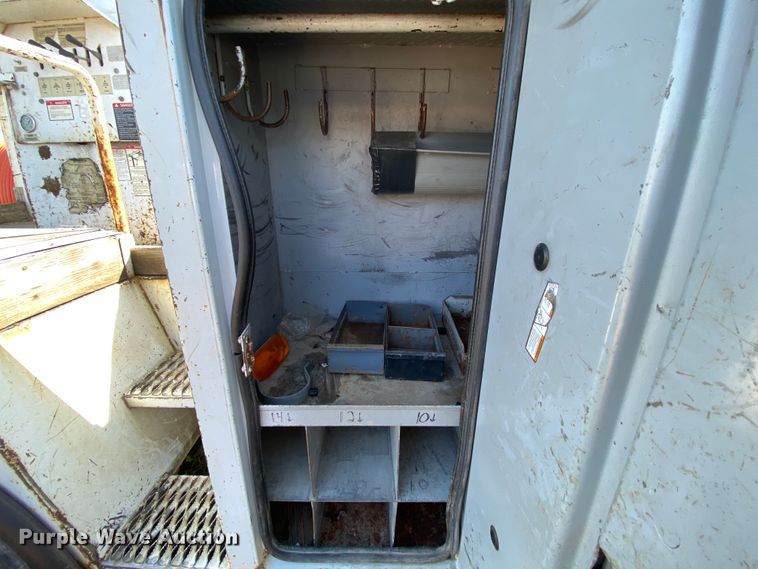 image for item HE9817 1999 GMC C7500  bucket truck