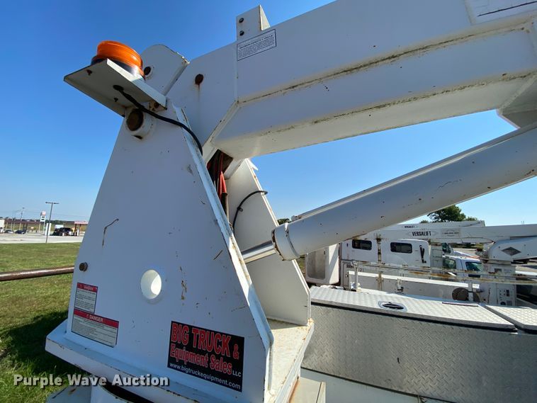 image for item HE9817 1999 GMC C7500  bucket truck