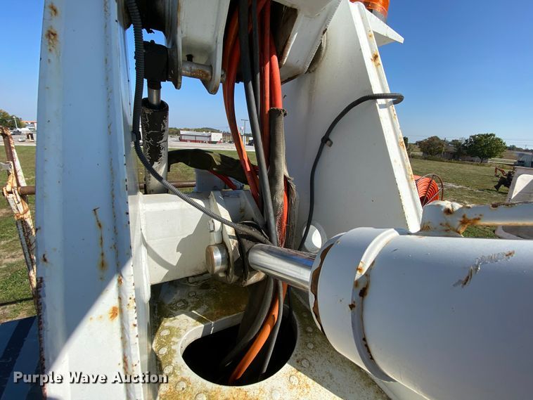 image for item HE9817 1999 GMC C7500  bucket truck