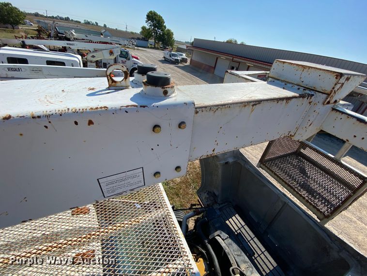 image for item HE9817 1999 GMC C7500  bucket truck