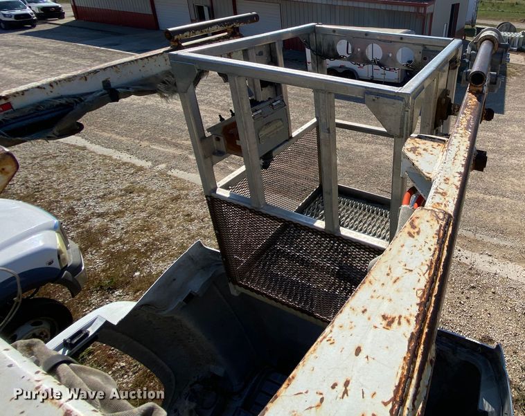 image for item HE9817 1999 GMC C7500  bucket truck