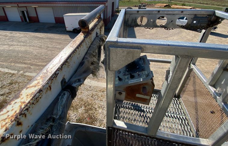 image for item HE9817 1999 GMC C7500  bucket truck