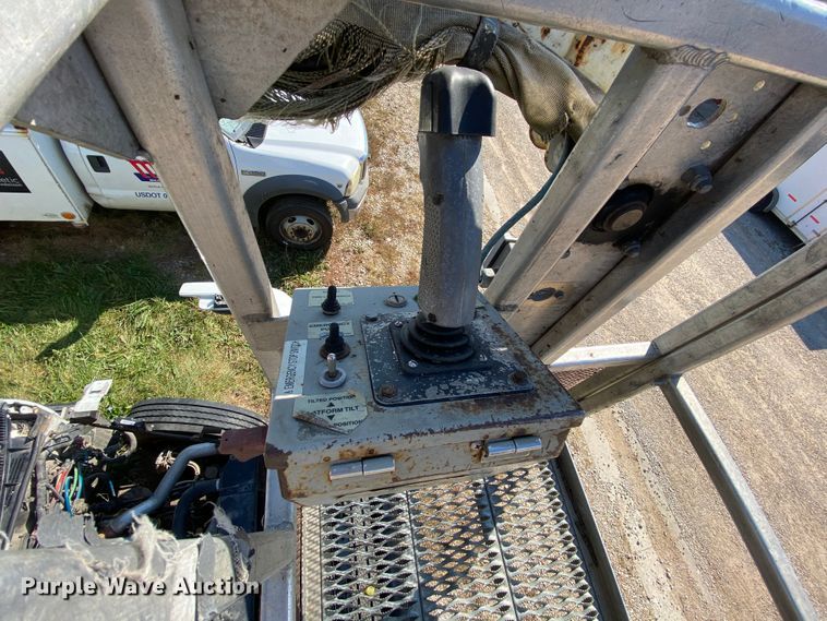 image for item HE9817 1999 GMC C7500  bucket truck