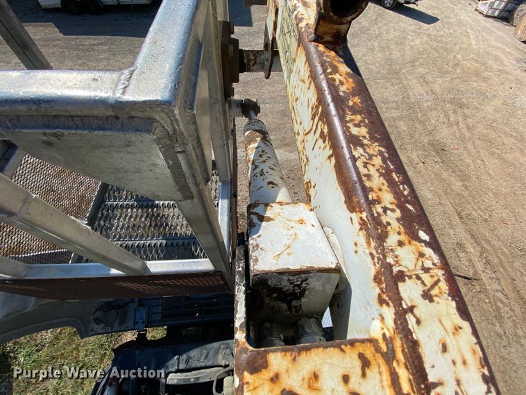 image for item HE9817 1999 GMC C7500  bucket truck