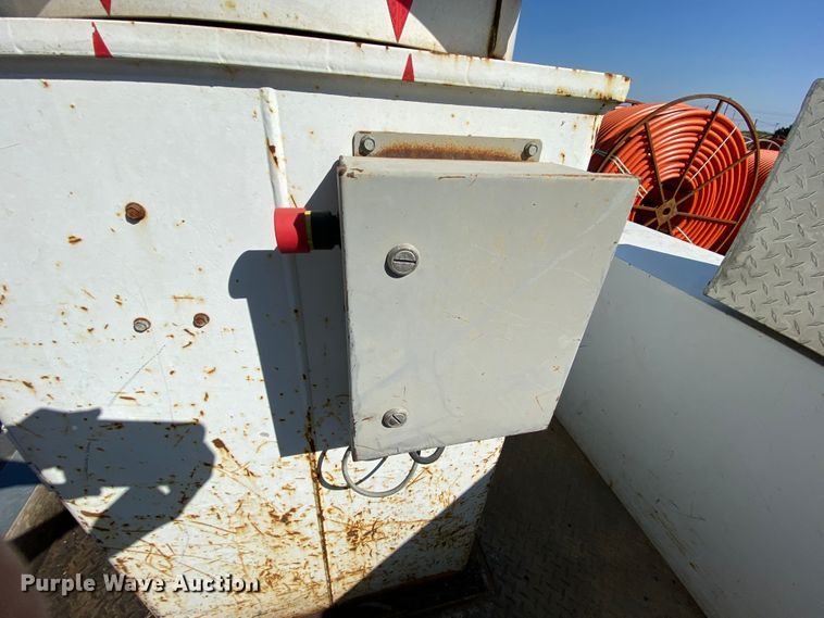 image for item HE9817 1999 GMC C7500  bucket truck