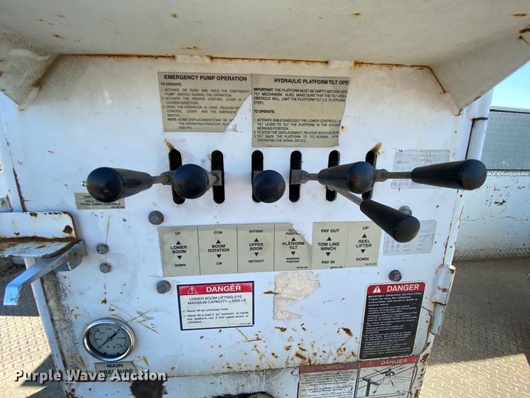 image for item HE9817 1999 GMC C7500  bucket truck