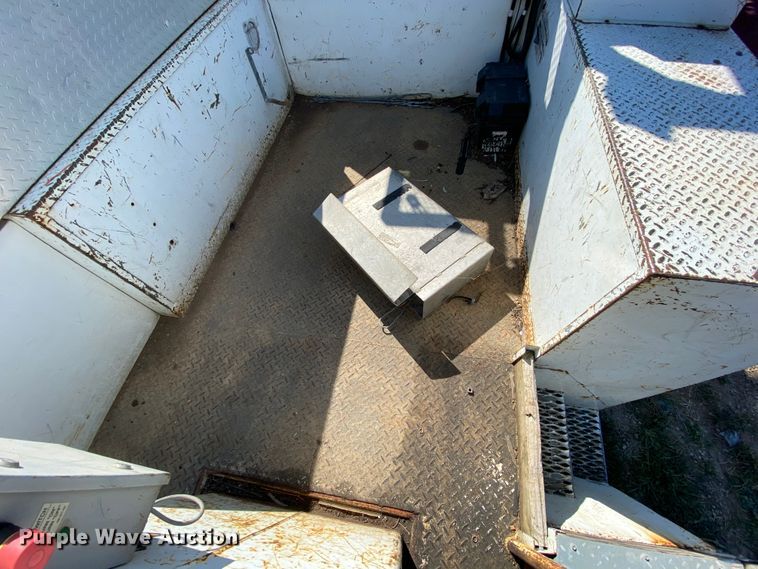 image for item HE9817 1999 GMC C7500  bucket truck