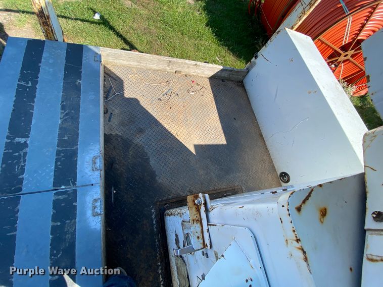 image for item HE9817 1999 GMC C7500  bucket truck