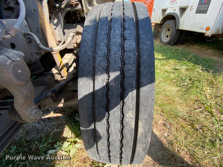 image for item HE9817 1999 GMC C7500  bucket truck