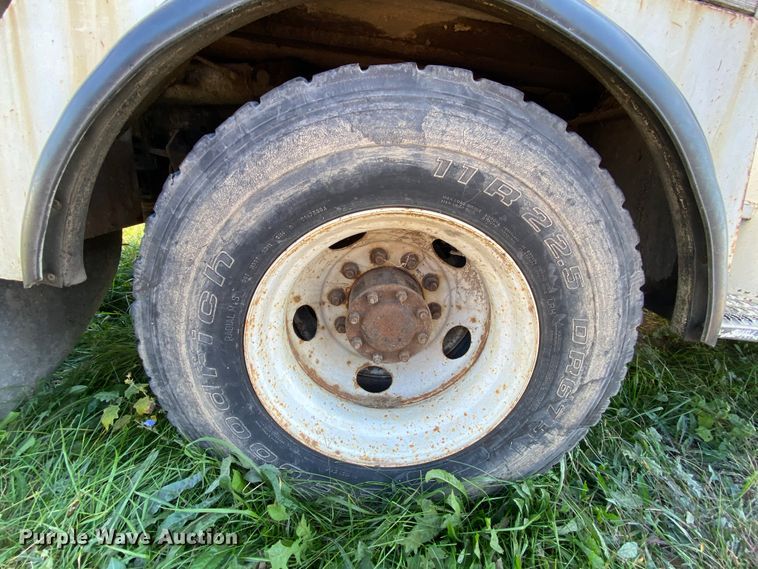 image for item HE9817 1999 GMC C7500  bucket truck