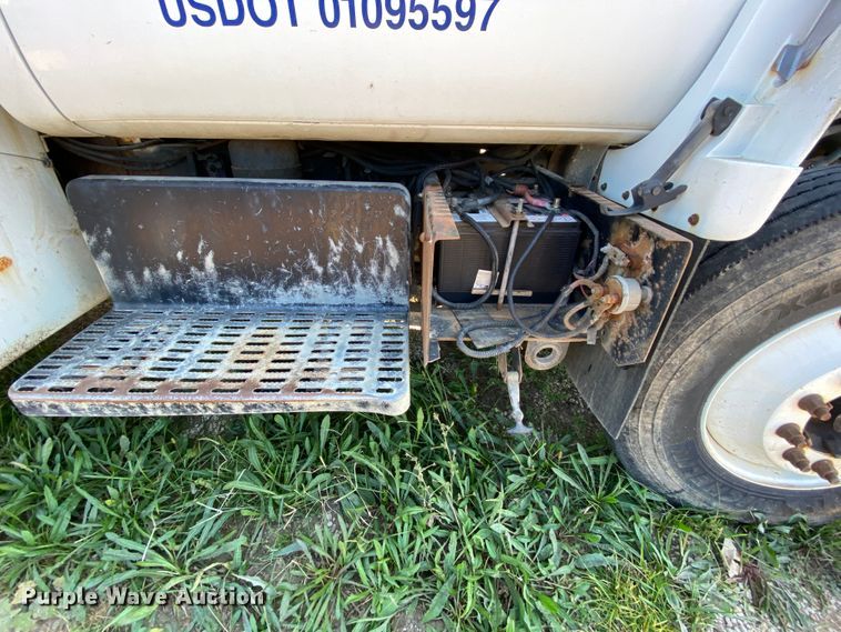 image for item HE9817 1999 GMC C7500  bucket truck