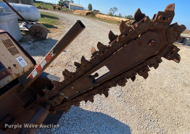 image for item HE9818 1999 Ditch Witch 410SXD  trencher