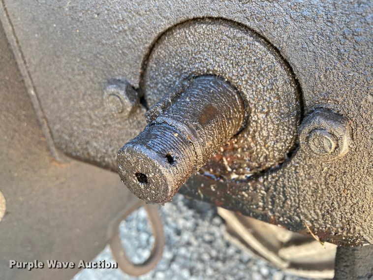 image for item HE9818 1999 Ditch Witch 410SXD  trencher