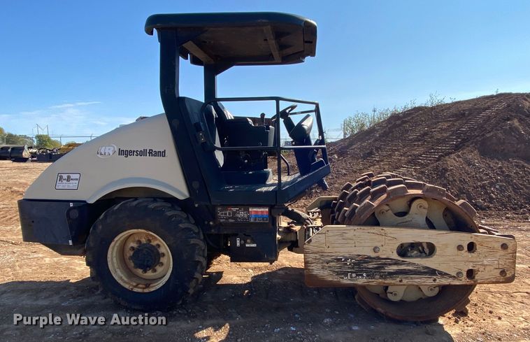 image for item HE9834 2005 Ingersoll Rand SD-70D TF  vibratory single drum roller