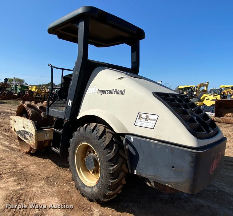 image for item HE9834 2005 Ingersoll Rand SD-70D TF  vibratory single drum roller