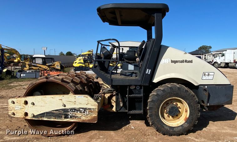 image for item HE9834 2005 Ingersoll Rand SD-70D TF  vibratory single drum roller