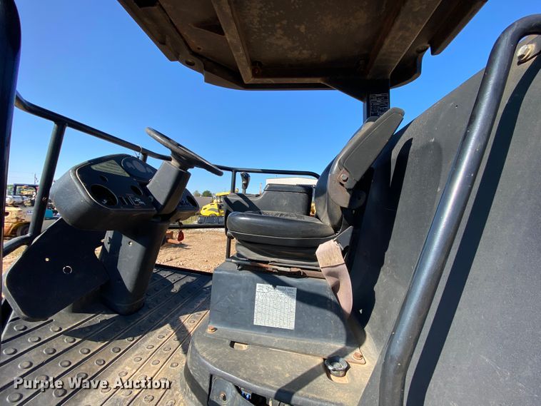 image for item HE9834 2005 Ingersoll Rand SD-70D TF  vibratory single drum roller