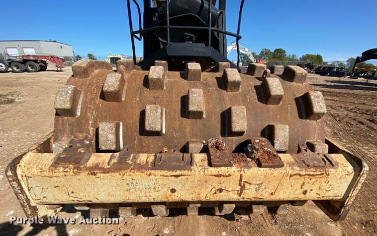 image for item HE9834 2005 Ingersoll Rand SD-70D TF  vibratory single drum roller