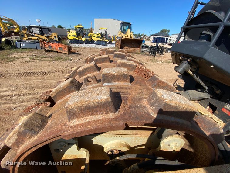 image for item HE9834 2005 Ingersoll Rand SD-70D TF  vibratory single drum roller