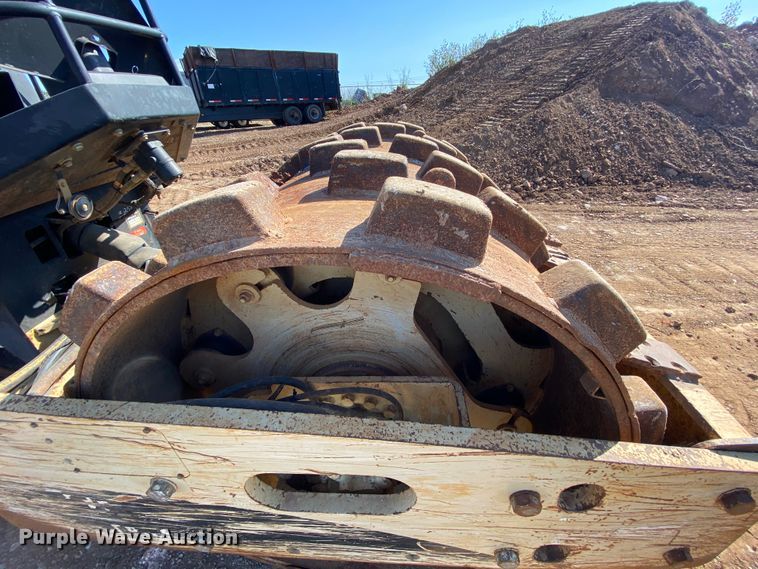 image for item HE9834 2005 Ingersoll Rand SD-70D TF  vibratory single drum roller