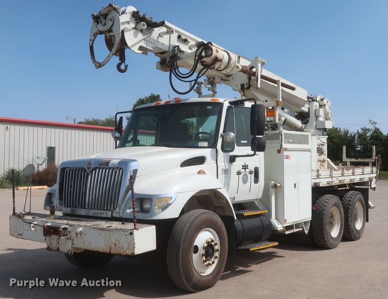 image for item HS9560 2003 International 7400  digger derrick truck