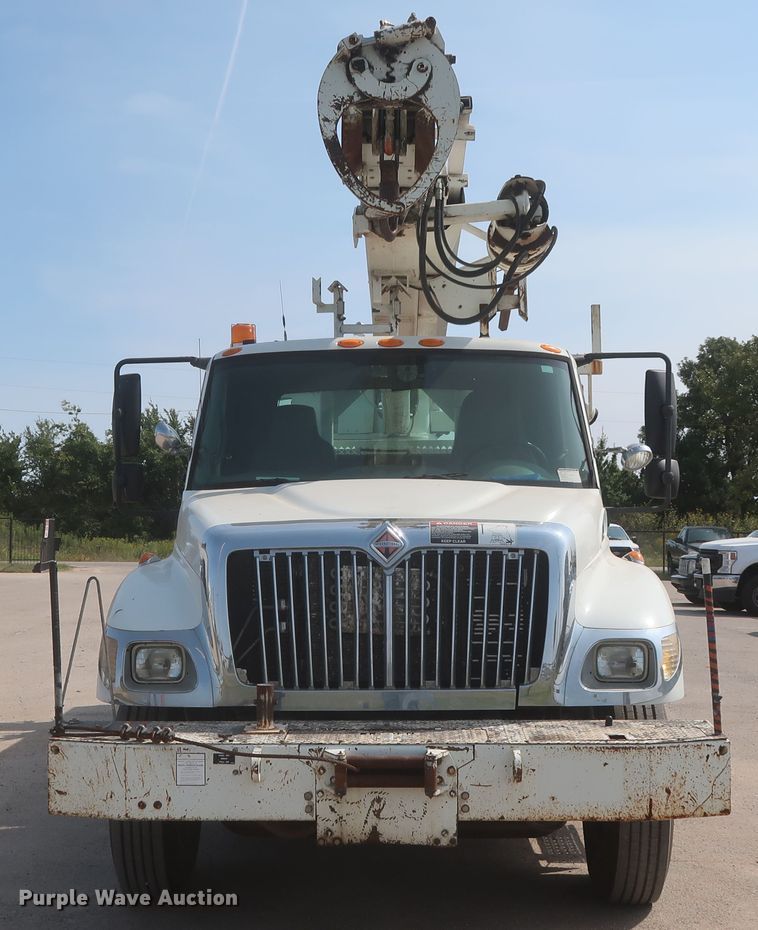 image for item HS9560 2003 International 7400  digger derrick truck