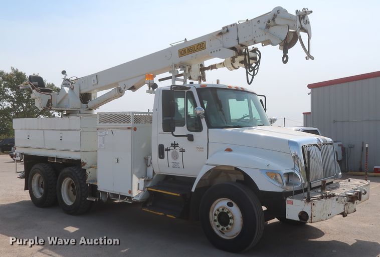 image for item HS9560 2003 International 7400  digger derrick truck