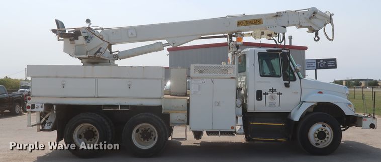 image for item HS9560 2003 International 7400  digger derrick truck
