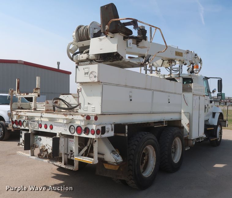 image for item HS9560 2003 International 7400  digger derrick truck