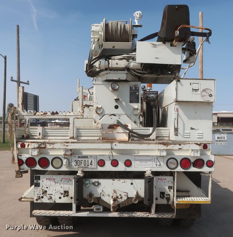 image for item HS9560 2003 International 7400  digger derrick truck