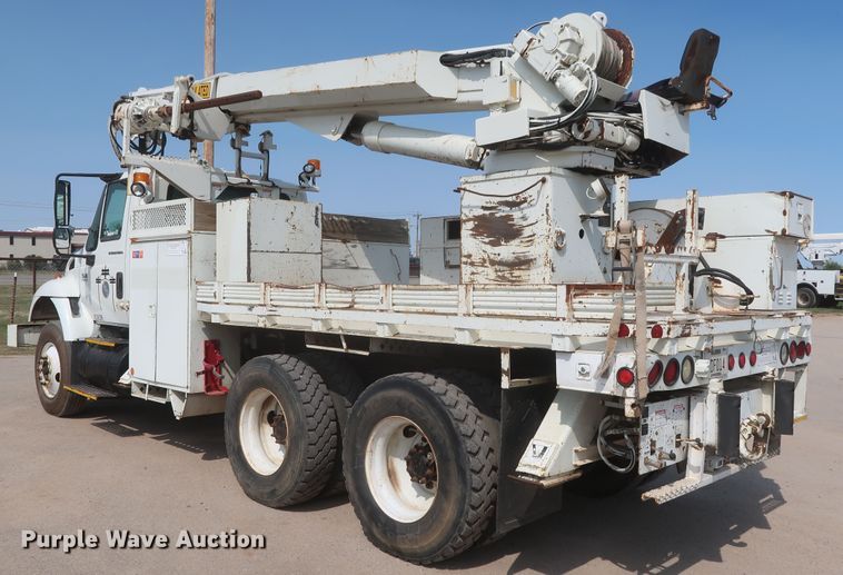 image for item HS9560 2003 International 7400  digger derrick truck