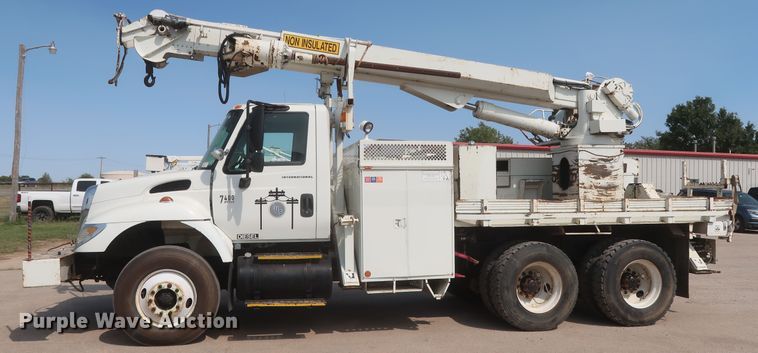 image for item HS9560 2003 International 7400  digger derrick truck