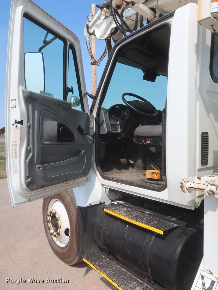 image for item HS9560 2003 International 7400  digger derrick truck