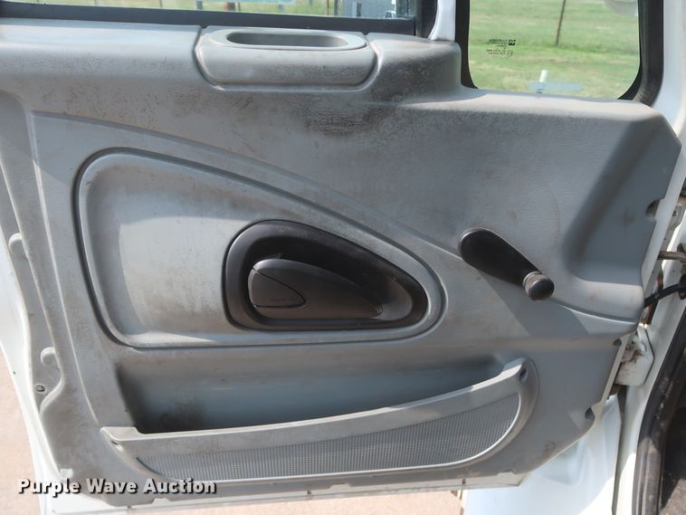 image for item HS9560 2003 International 7400  digger derrick truck