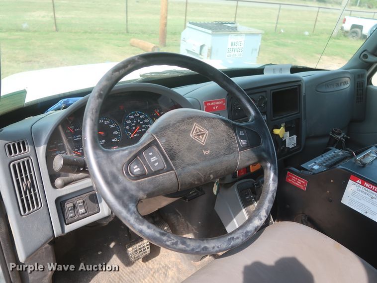 image for item HS9560 2003 International 7400  digger derrick truck