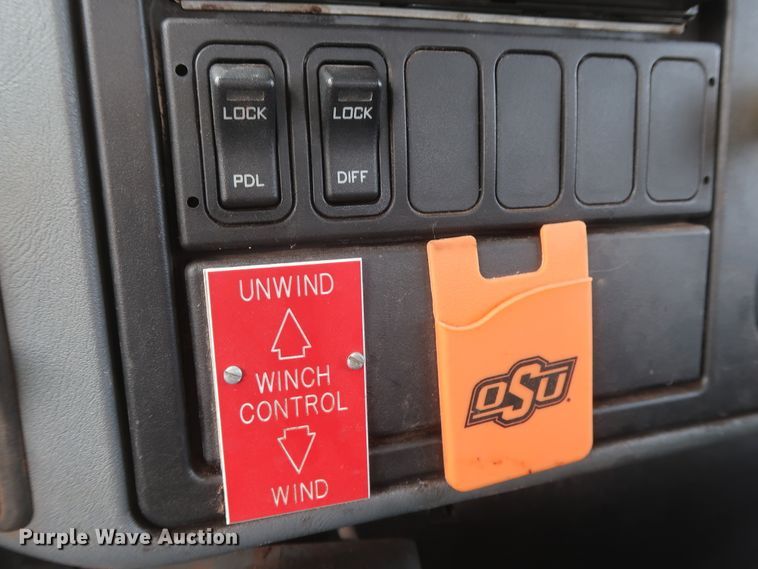 image for item HS9560 2003 International 7400  digger derrick truck