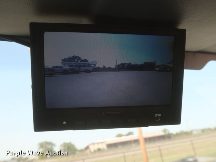 image for item HS9560 2003 International 7400  digger derrick truck