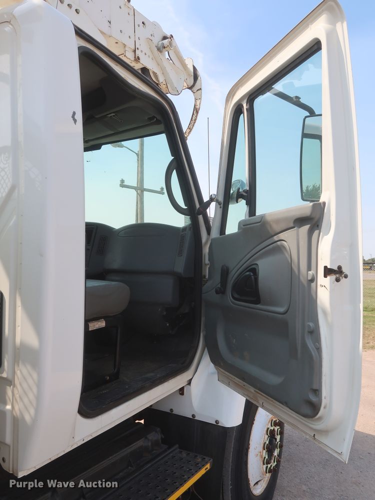 image for item HS9560 2003 International 7400  digger derrick truck