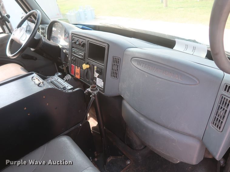 image for item HS9560 2003 International 7400  digger derrick truck