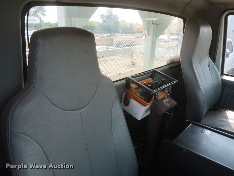 image for item HS9560 2003 International 7400  digger derrick truck