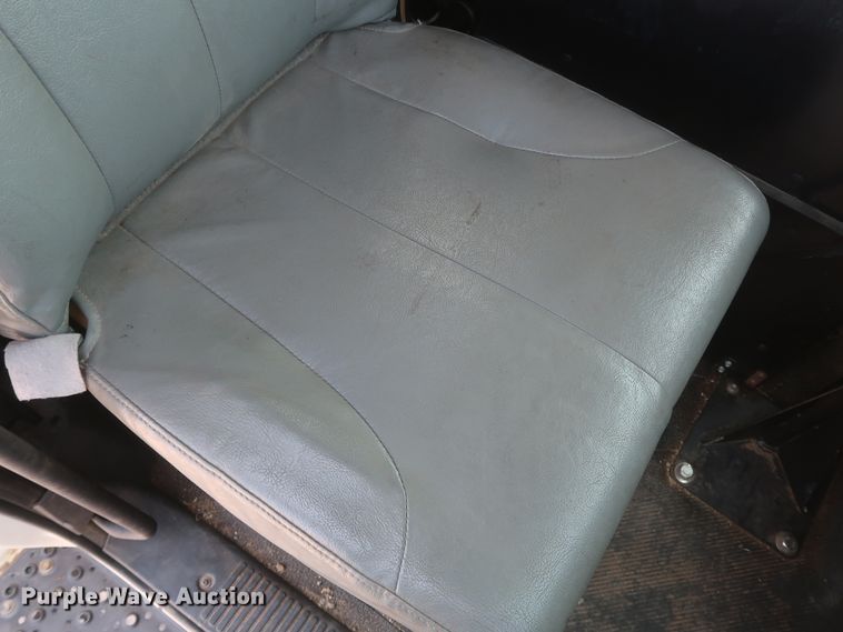 image for item HS9560 2003 International 7400  digger derrick truck