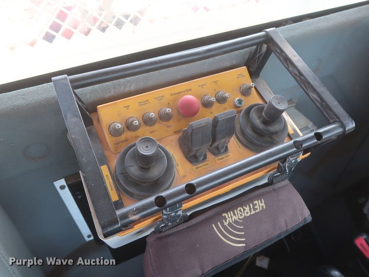 image for item HS9560 2003 International 7400  digger derrick truck