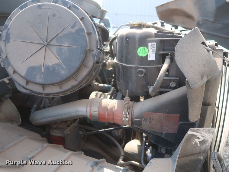 image for item HS9560 2003 International 7400  digger derrick truck